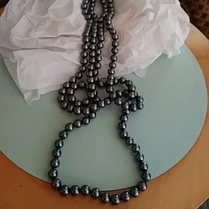 gray pearl necklace and white perlas